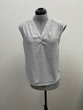 Load image into Gallery viewer, Women&#39;s Camber &amp; Grace Sleeveless Blouse, Medium
