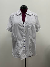 Load image into Gallery viewer, Women&#39;s Reitmans Short Sleeve Top
