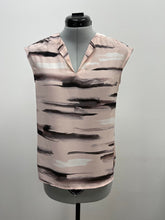 Load image into Gallery viewer, Women&#39;s Willow &amp; Thread Sleeveless Top, Extra Small
