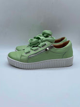 Load image into Gallery viewer, Women&#39;s Eos Shoes, 6.5
