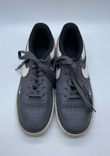 Load image into Gallery viewer, Men&#39;s Nike Shoes, 7
