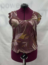 Load image into Gallery viewer, Women's Reitmans Short Sleeve Top, Large
