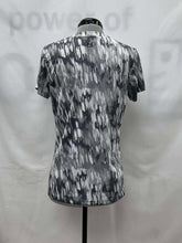 Load image into Gallery viewer, Women's Under Armour Short Sleeve Top, Medium
