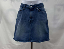 Load image into Gallery viewer, Women&#39;s Calvin Klein Skirt, 8
