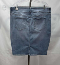 Load image into Gallery viewer, Women&#39;s Torrid Skirt, 18
