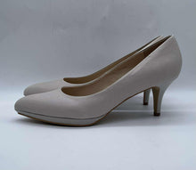 Load image into Gallery viewer, Women's Le Château Heels, 9
