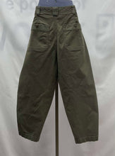 Load image into Gallery viewer, Women&#39;s Banana Republic Cargo Pants, 6
