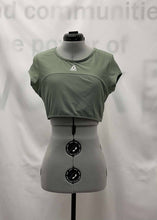 Load image into Gallery viewer, Women&#39;s Reebok Short Sleeve Top, Medium
