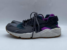 Load image into Gallery viewer, Children's Nike Shoes, 6Y
