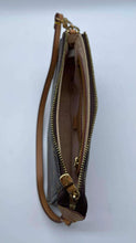 Load image into Gallery viewer, Women's Louis Vuitton Clutch
