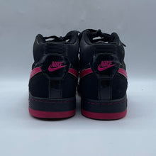 Load image into Gallery viewer, Youth's Nike Sneakers, 7Y
