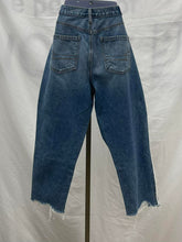 Load image into Gallery viewer, Women's American Eagle Jeans, 8
