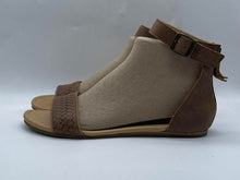 Load image into Gallery viewer, Women's Roots Sandals, 8.5
