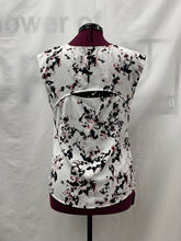 Load image into Gallery viewer, Women's RW&amp;CO Sleeveless Top, Large
