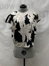 Load image into Gallery viewer, Women's Banana Republic Short Sleeve Top, Small
