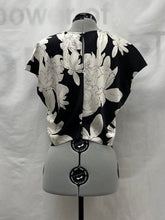 Load image into Gallery viewer, Women's Banana Republic Short Sleeve Top, Small
