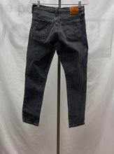 Load image into Gallery viewer, Women's Levi's Jeans, 28
