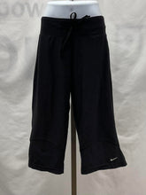 Load image into Gallery viewer, Women's Nike Capris, Small
