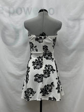 Load image into Gallery viewer, Women's Le Chateau Dress, Medium
