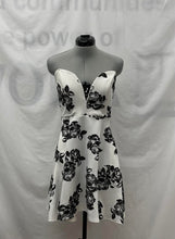 Load image into Gallery viewer, Women's Le Chateau Dress, Medium
