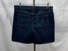Load image into Gallery viewer, Women's Simply Vera Shorts, 12
