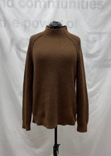 Load image into Gallery viewer, Men's Banana Republic Long Sleeve Sweater, Large
