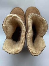 Load image into Gallery viewer, Women's Bearpaw Boots, 7
